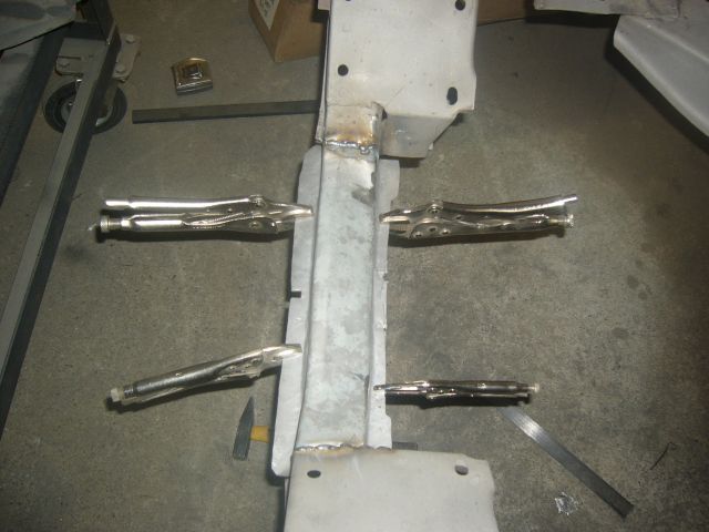 Etupalkin pohja lukittuna