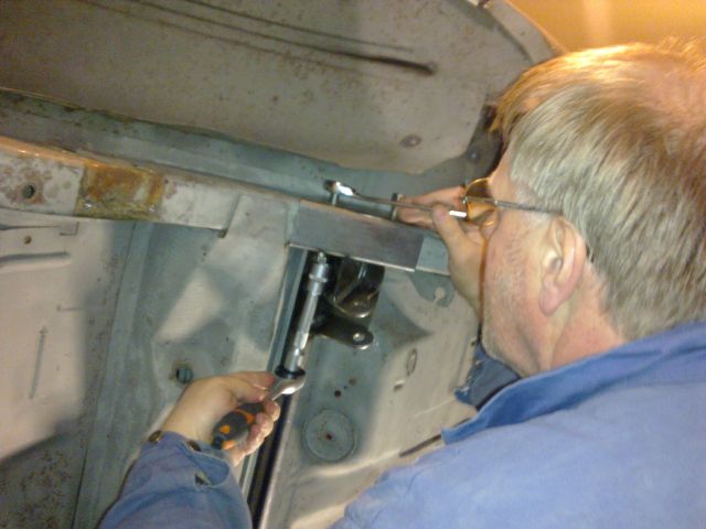 Jussi asentaa Faikun ripustusta