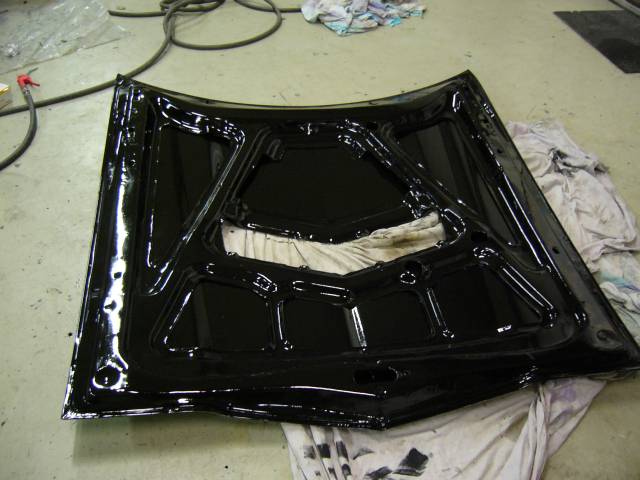 Konepellin sis�puoli maalattu