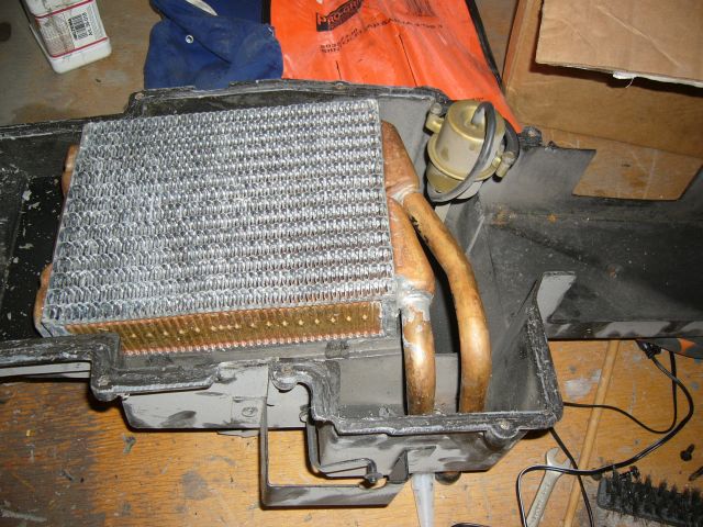 L�mpp�rin kennoa vaihtamassa