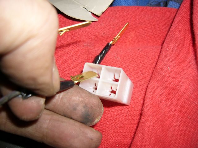 S�hk�liittimen kasaaminen