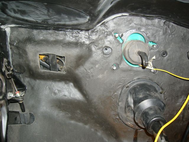 Vasemman jalkatilan bitumi paikallaan