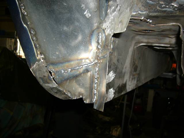 Vasemman takalokarin etualakulma hitsattu