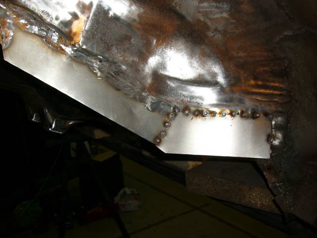 Vasemman takalokarin reunan pellitys